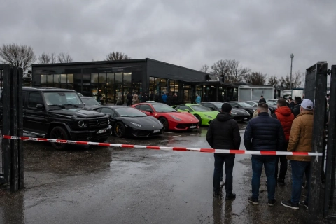 Policie zasahovala v luxusním bazaru Auta Super. Klienti bez aut, bez peněz a s otazníky nad osudem milionů